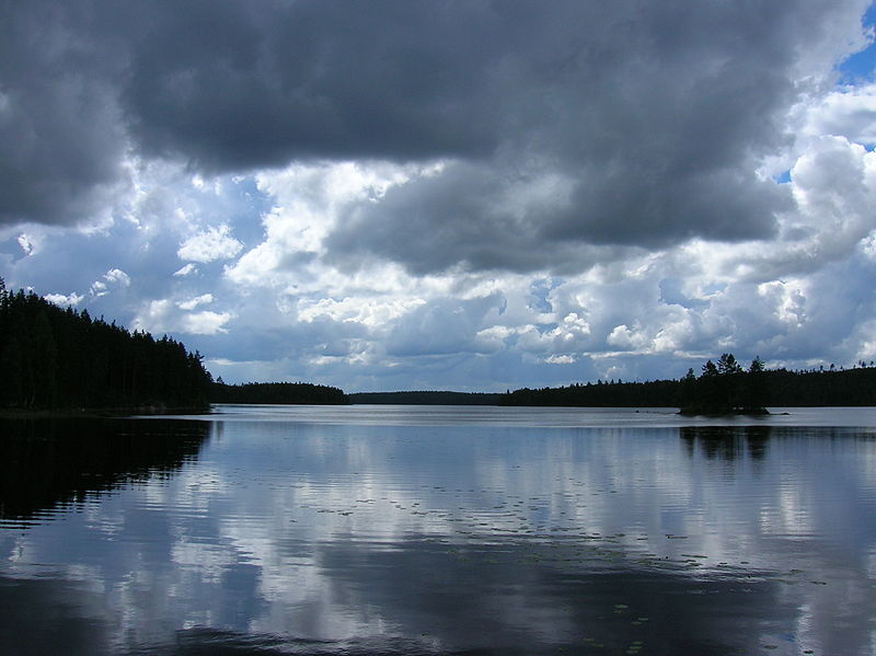 800px-Sweden_lake